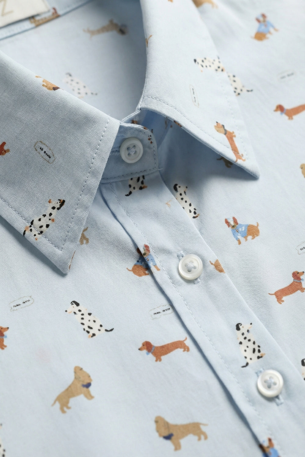 Camicia a bottoni azzurra con stampa di cani