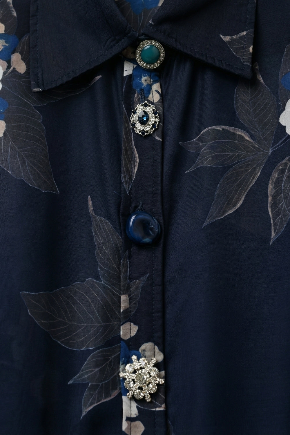 Camicia a bottoni floreale blu scuro in chiffon con maniche lunghe