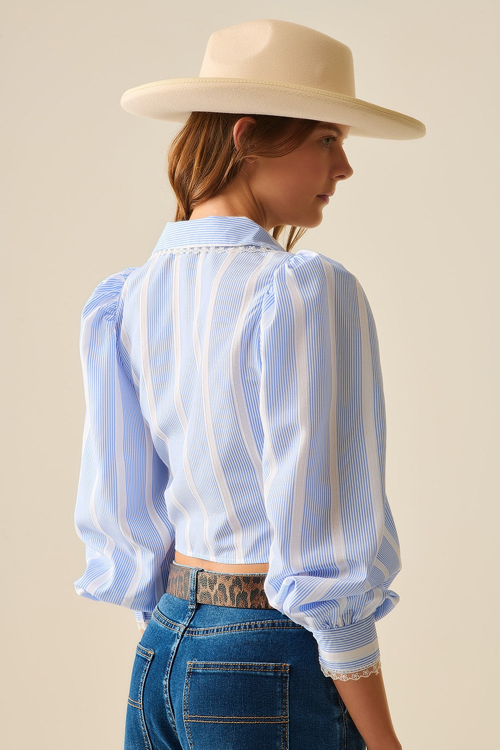 Camicia a righe avvolgenti blu e bianche con dettagli in pizzo