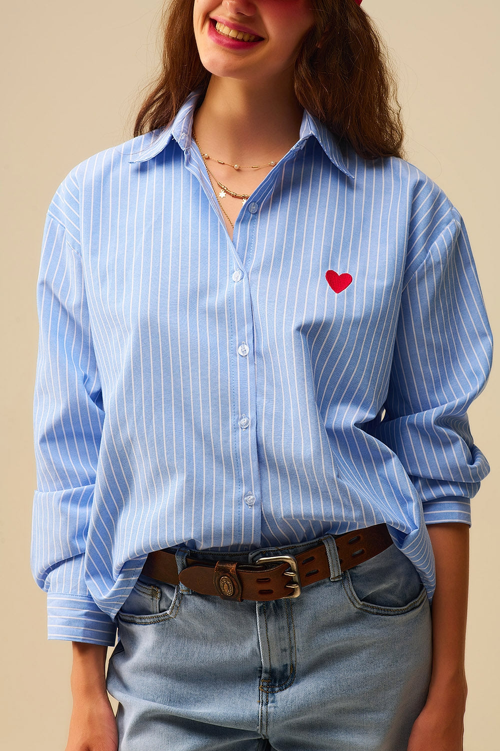 Camicia a righe blu con ricamo a cuore rosso