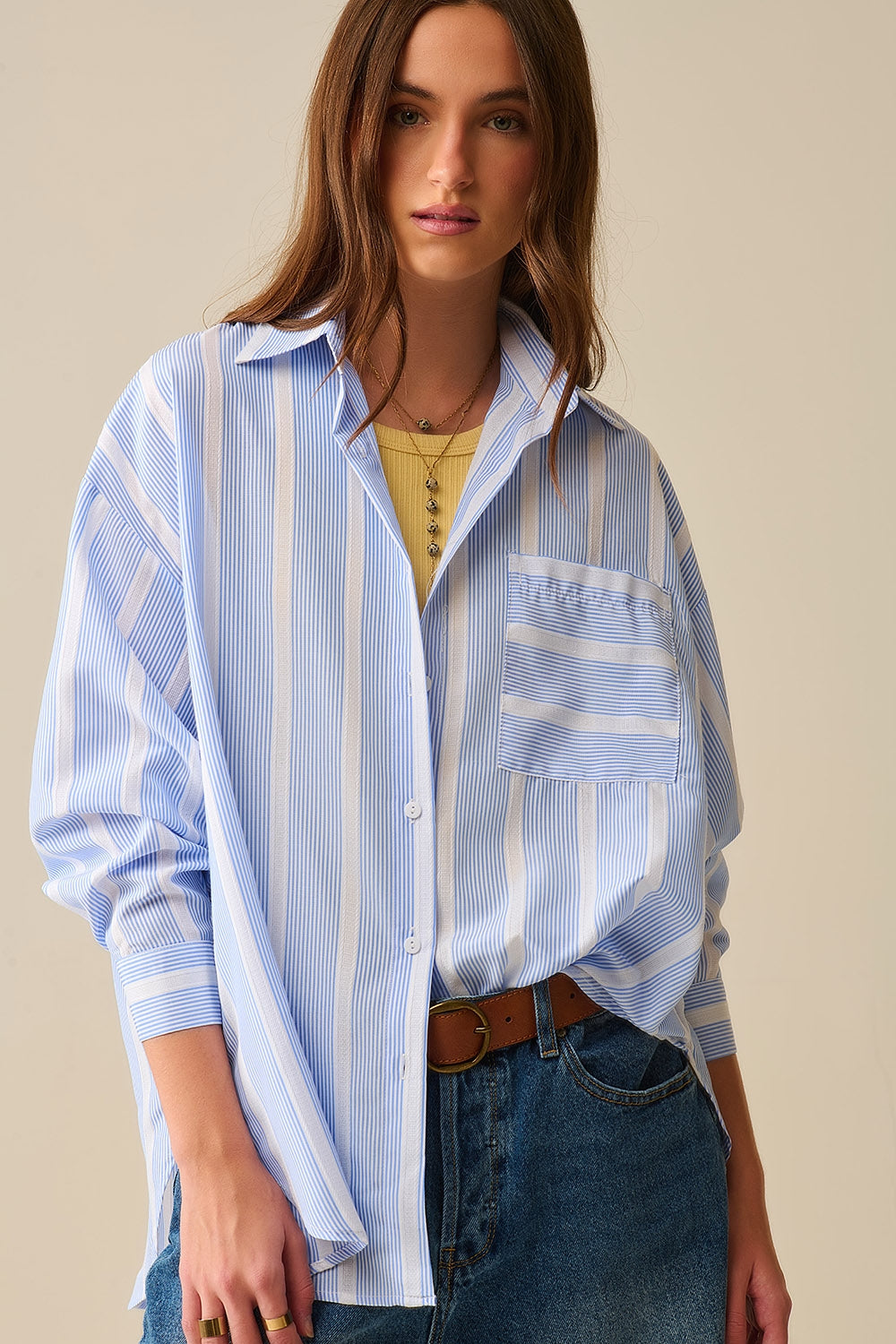 Camicia a righe blu e bianca dal taglio rilassato con cravatta sul retro