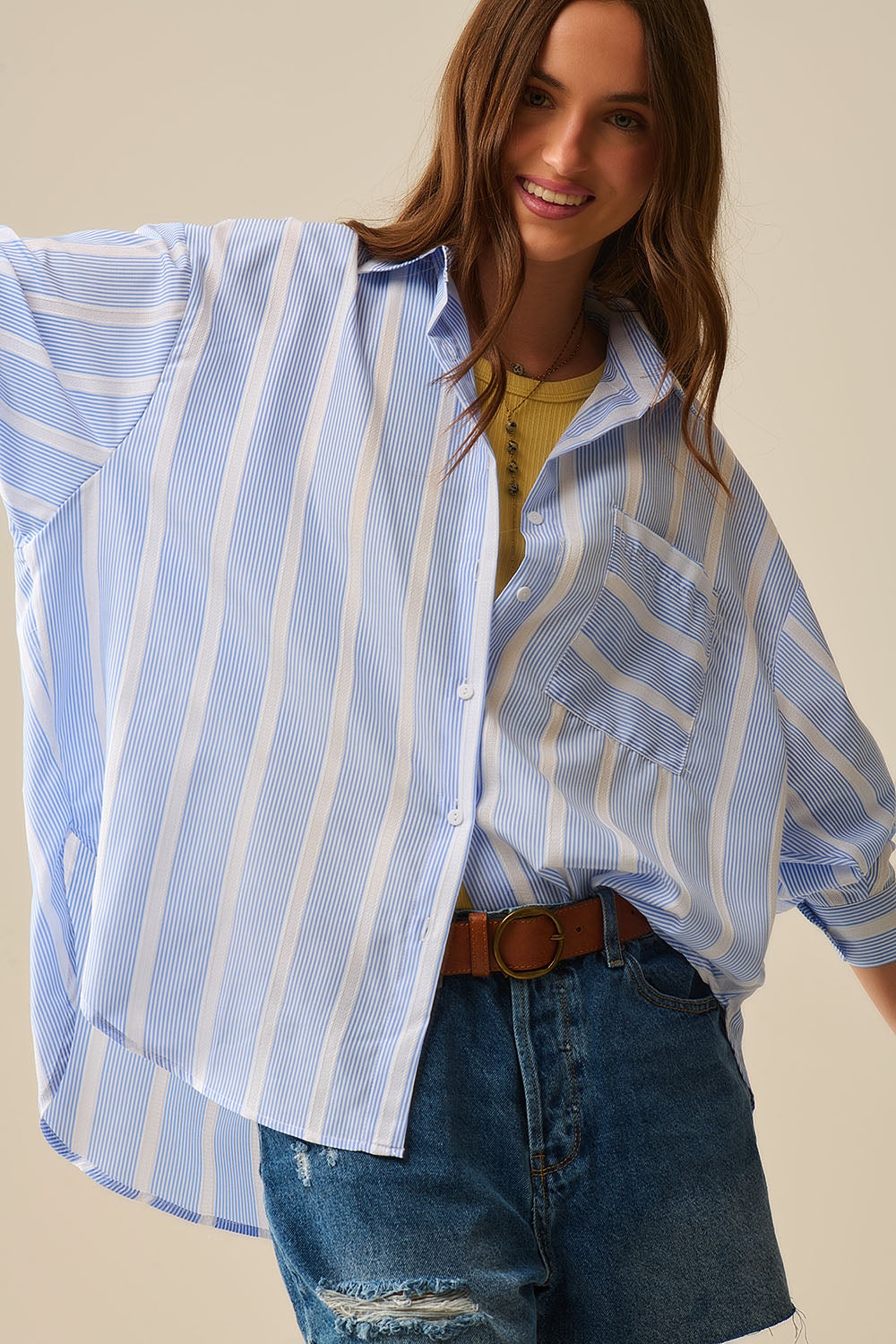 Camicia a righe blu e bianca dal taglio rilassato con cravatta sul retro