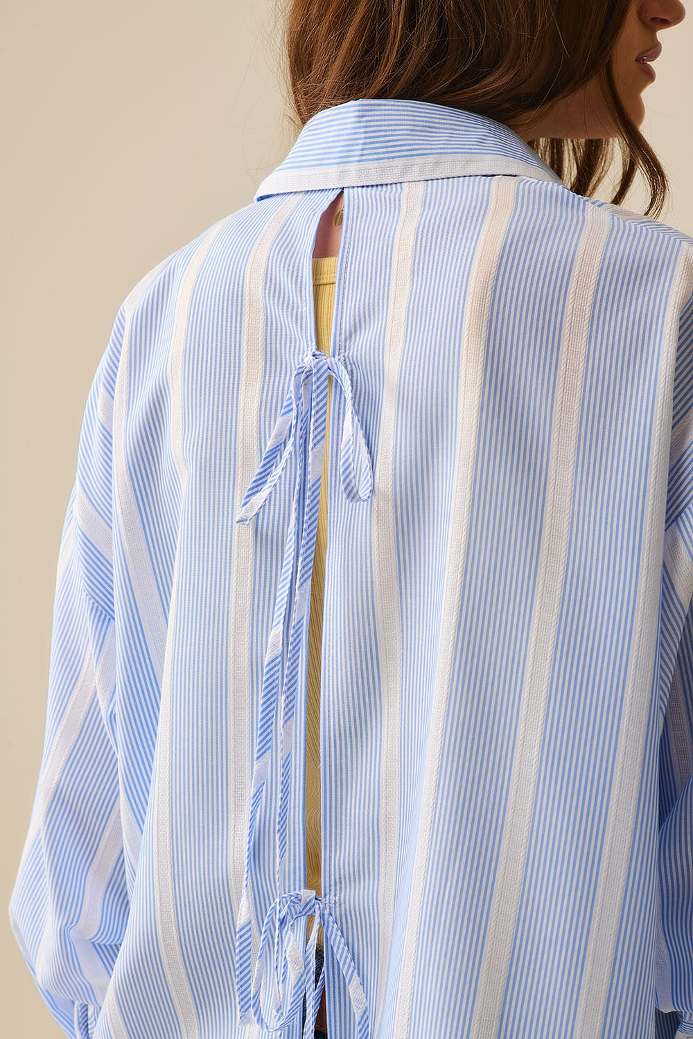 Camicia a righe blu e bianca dal taglio rilassato con cravatta sul retro