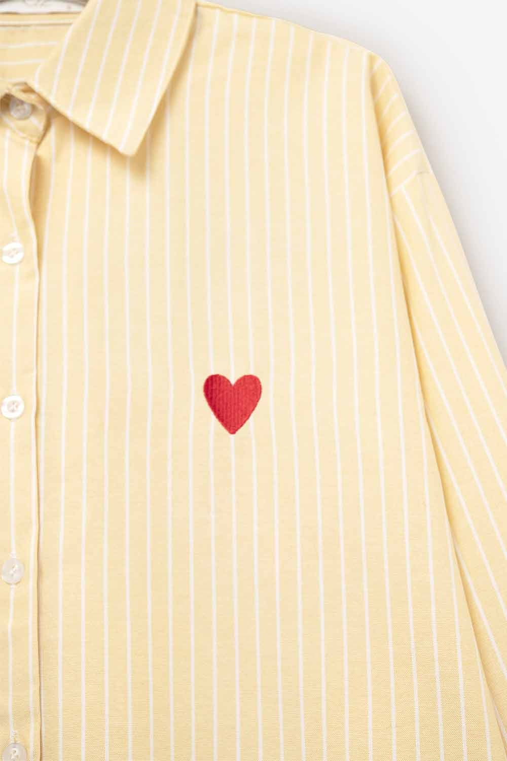 Camicia a righe gialle con ricamo a cuore rosso