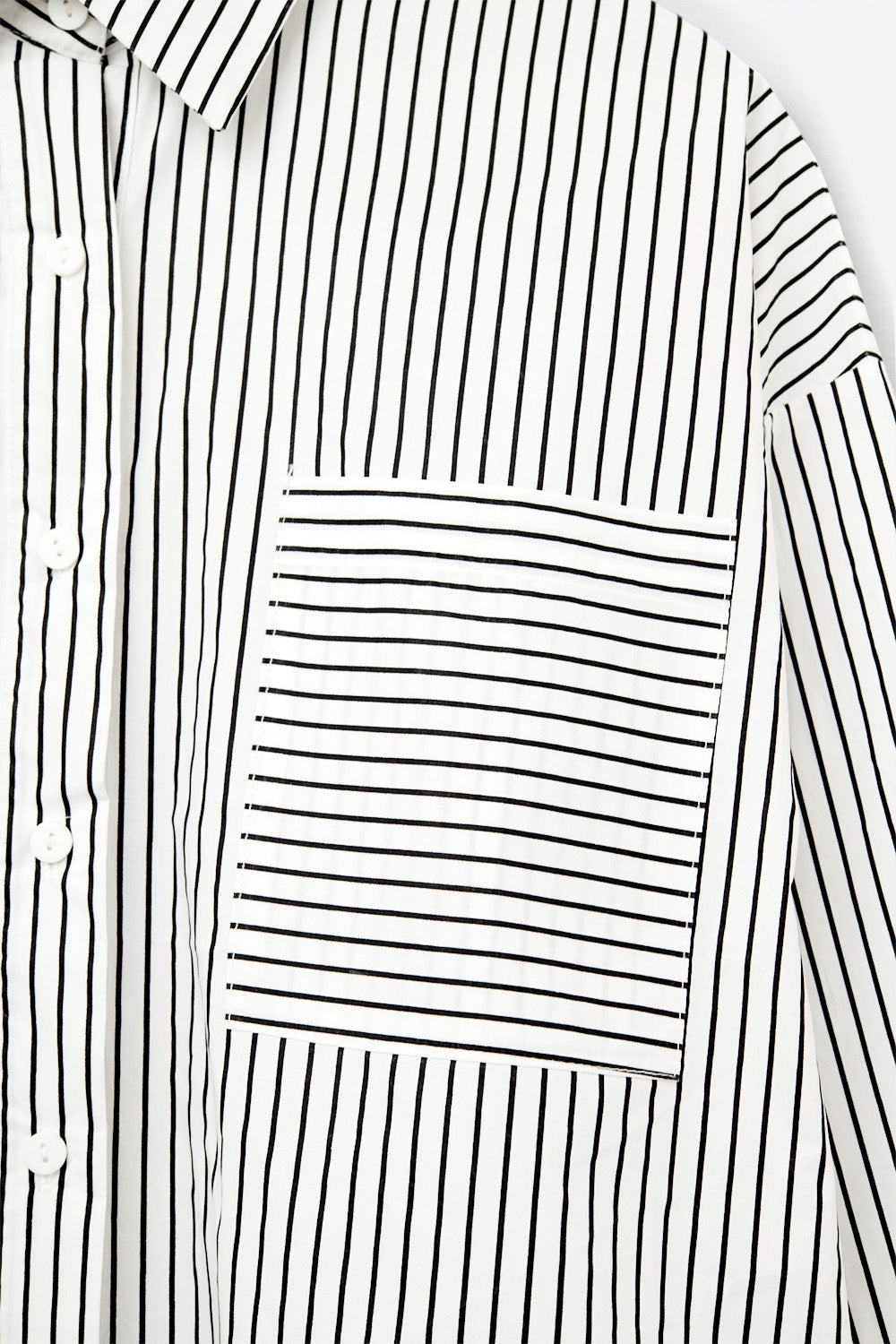 Camicia a righe oversize a vita alta con tasca sul petto in bianco e nero