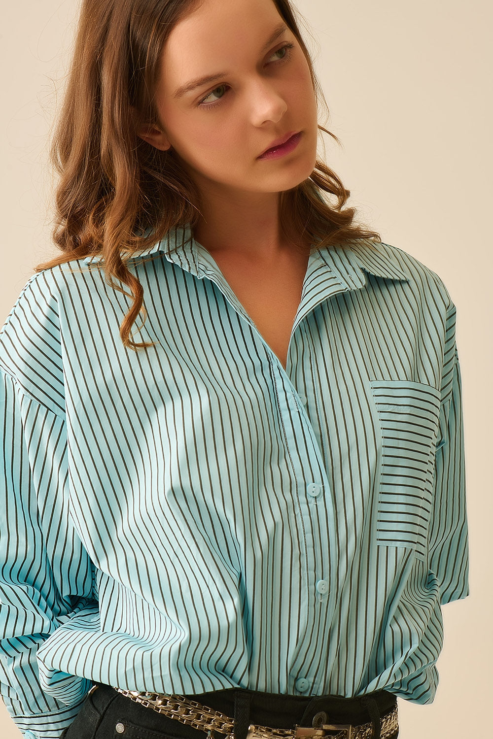 Camicia a righe oversize a vita alta con tasca sul petto in nero e blu