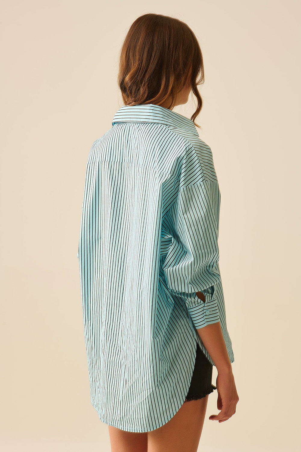 Camicia a righe oversize a vita alta con tasca sul petto in nero e blu