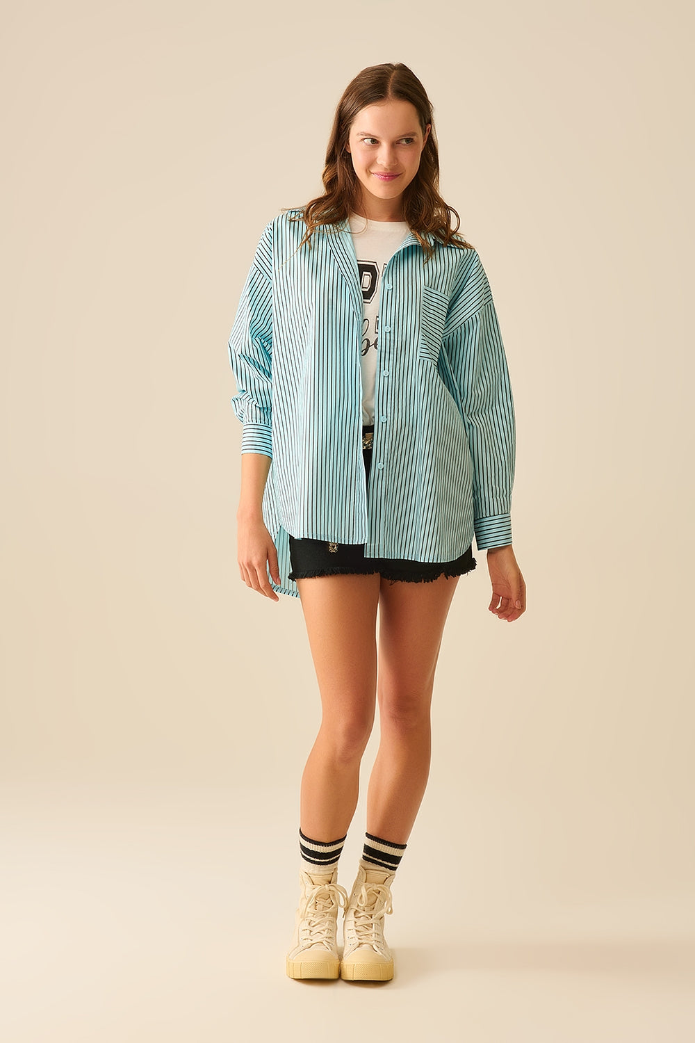Camicia a righe oversize a vita alta con tasca sul petto in nero e blu