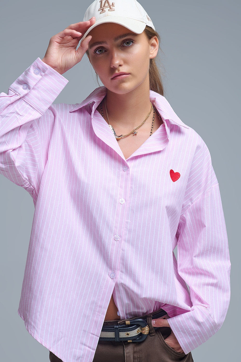 Camicia a righe rosa con ricamo a cuore rosso