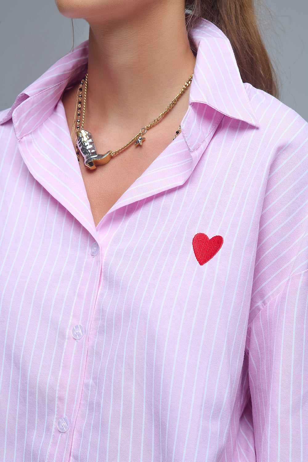 Camicia a righe rosa con ricamo a cuore rosso