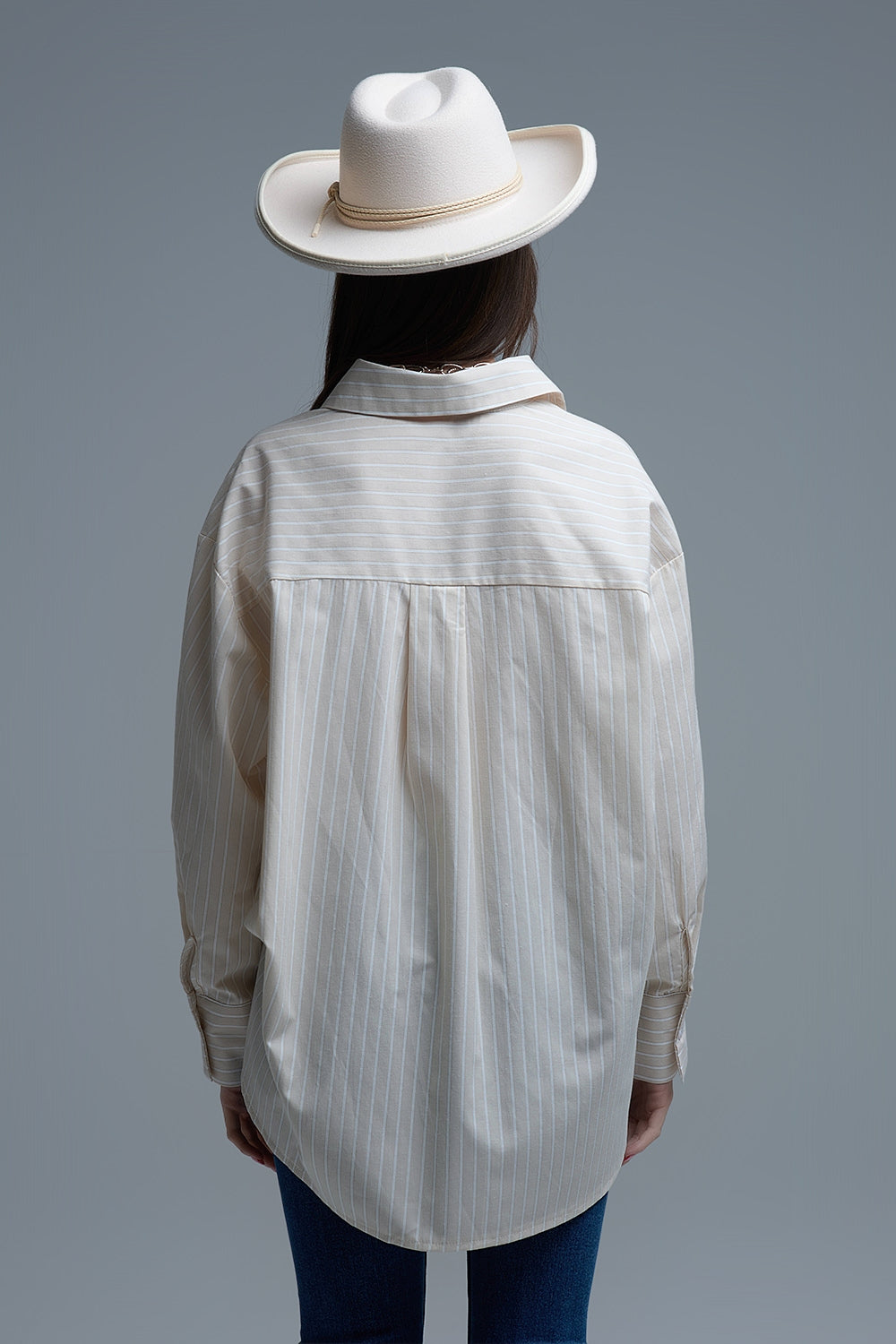 Camicia beige a righe rilassata con dettaglio cuciture a cuore
