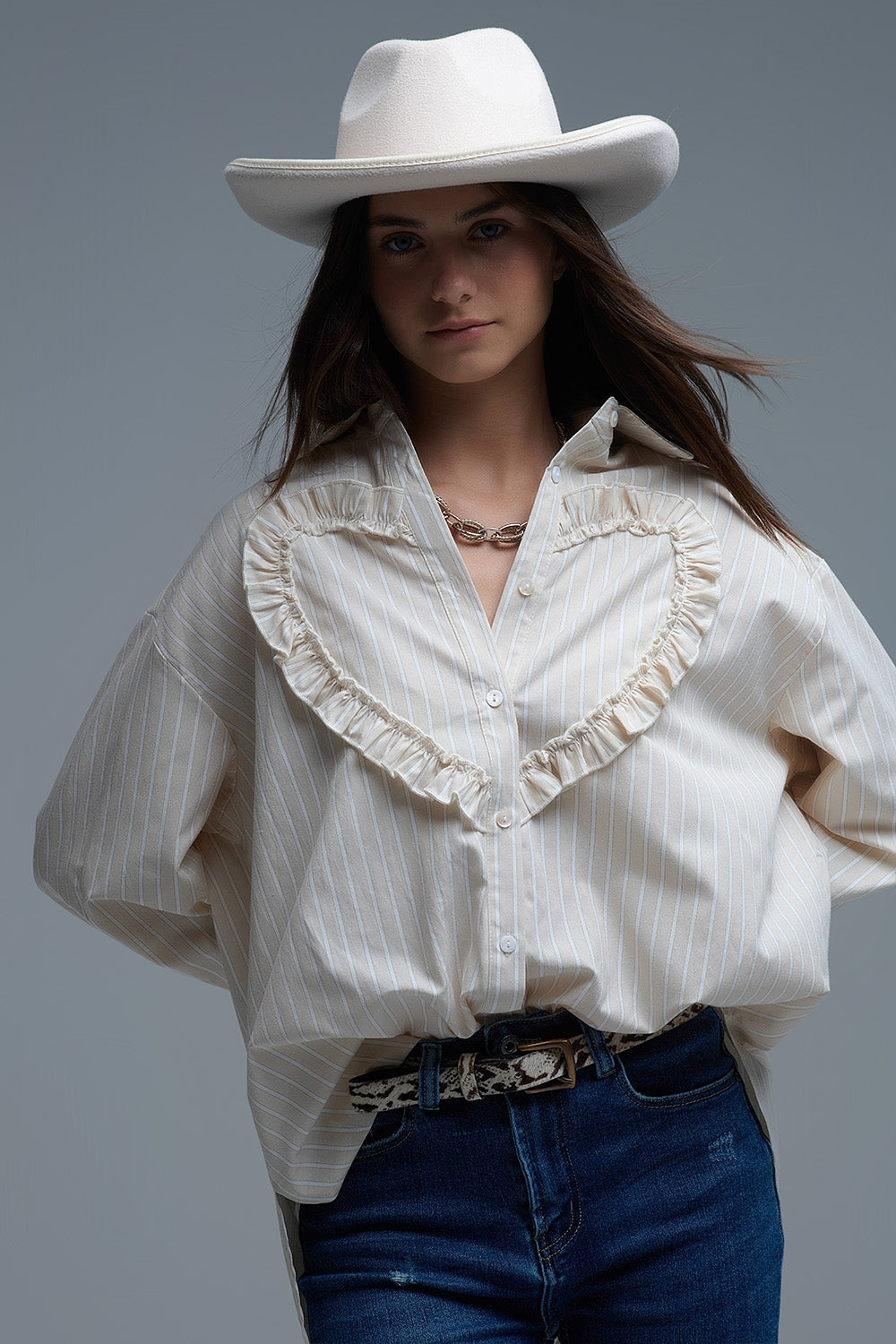 Camicia beige a righe rilassata con dettaglio cuciture a cuore