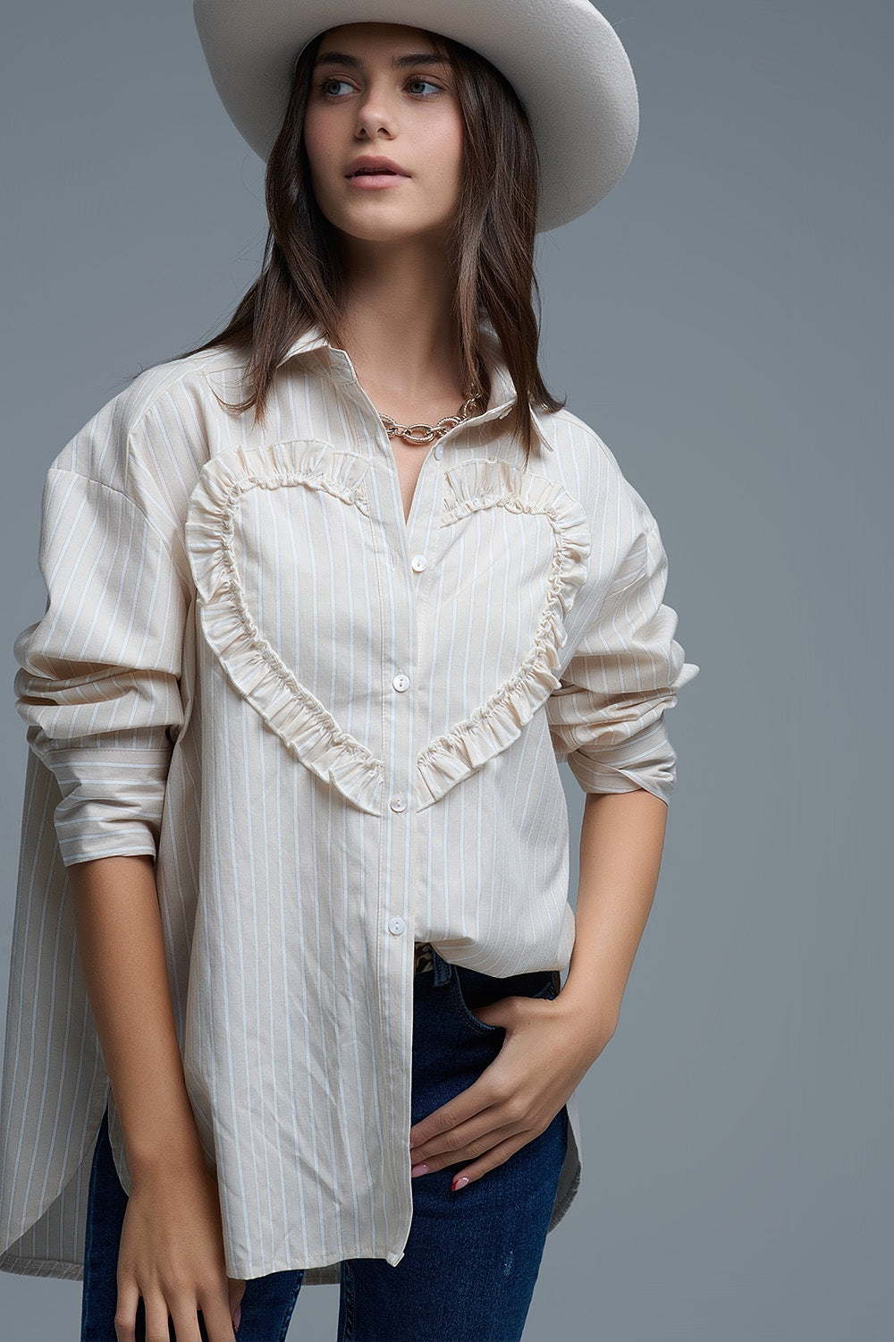 Q2 Camicia beige a righe rilassata con dettaglio cuciture a cuore