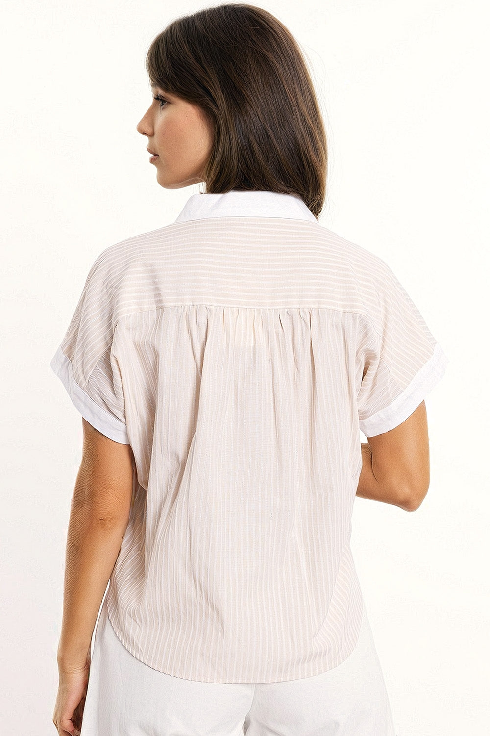 Camicia beige con maniche corte e righe verticali