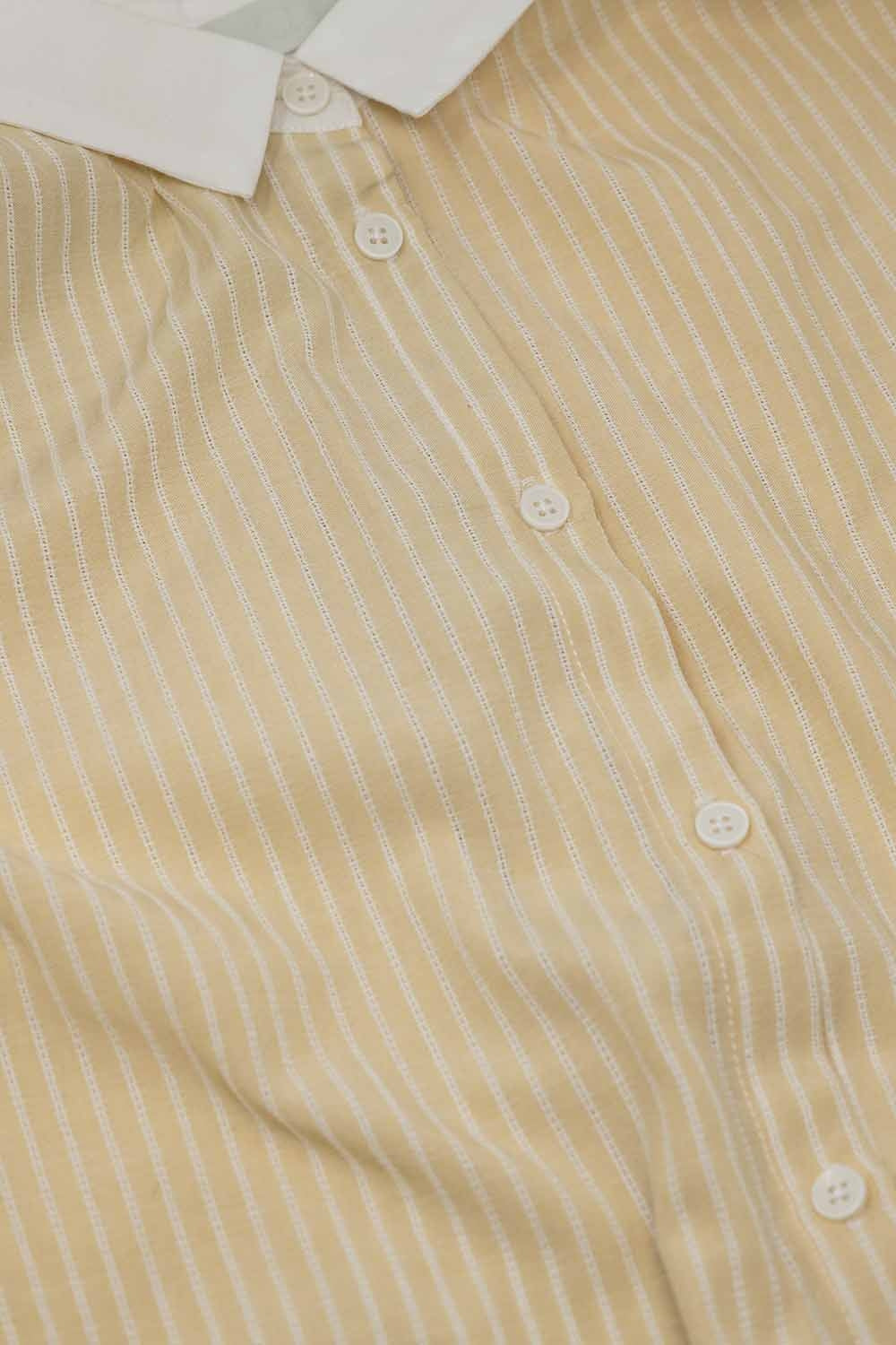 Camicia beige con maniche corte e righe verticali