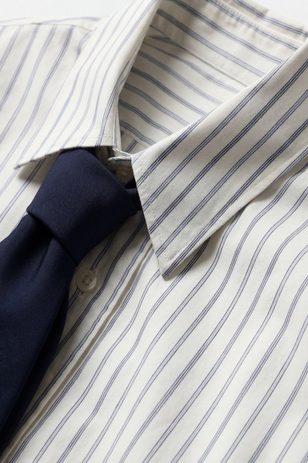 Camicia bianca a righe sottili con dettaglio cravatta
