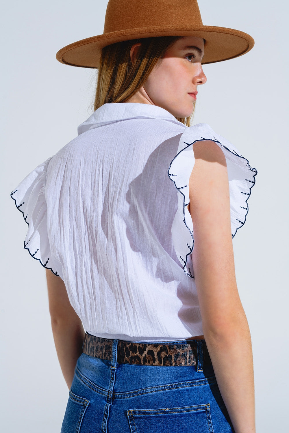 Camicia bianca button up con colletto a polo e maniche arricciate con rifiniture nere