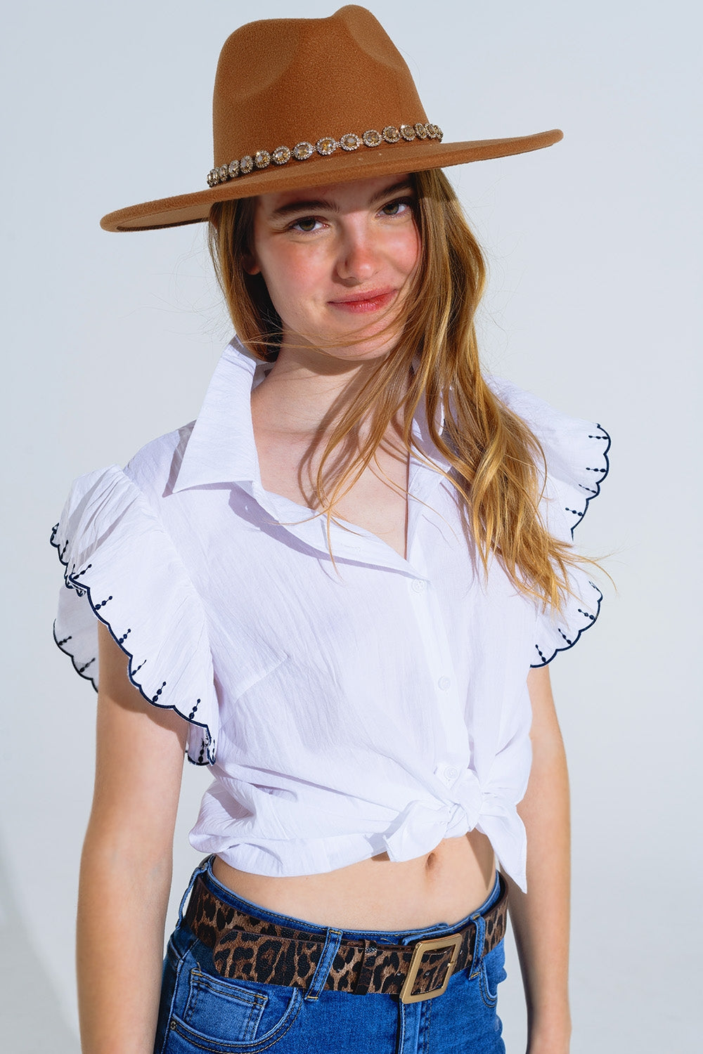 Camicia bianca button up con colletto a polo e maniche arricciate con rifiniture nere