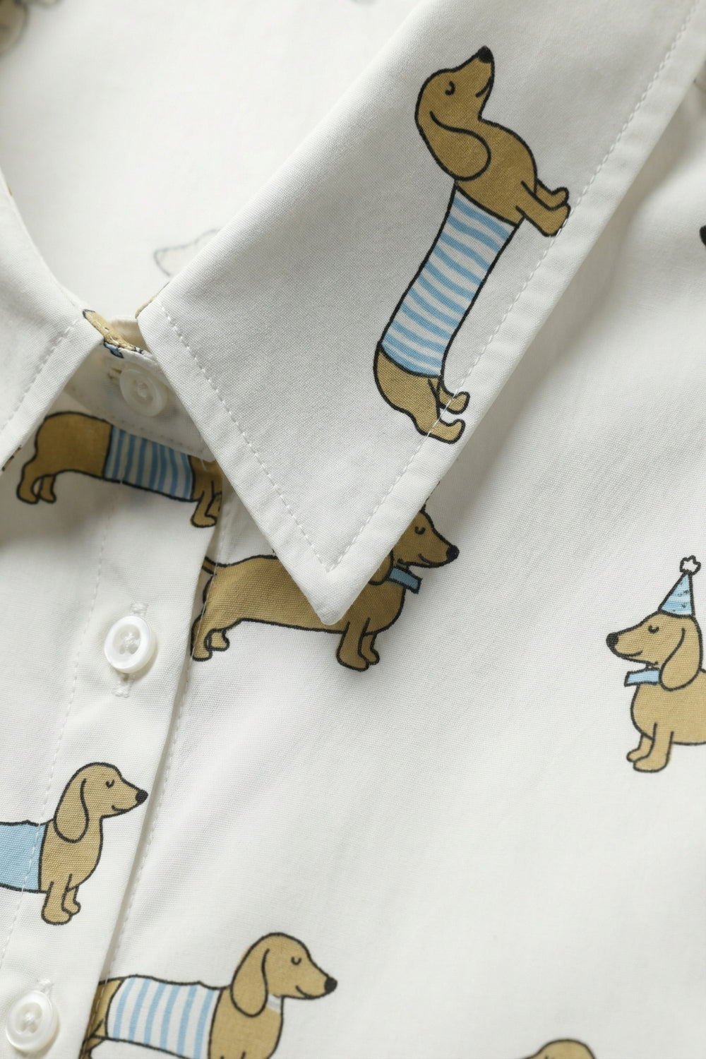 Camicia bianca button-up con stampa di cani giocosi
