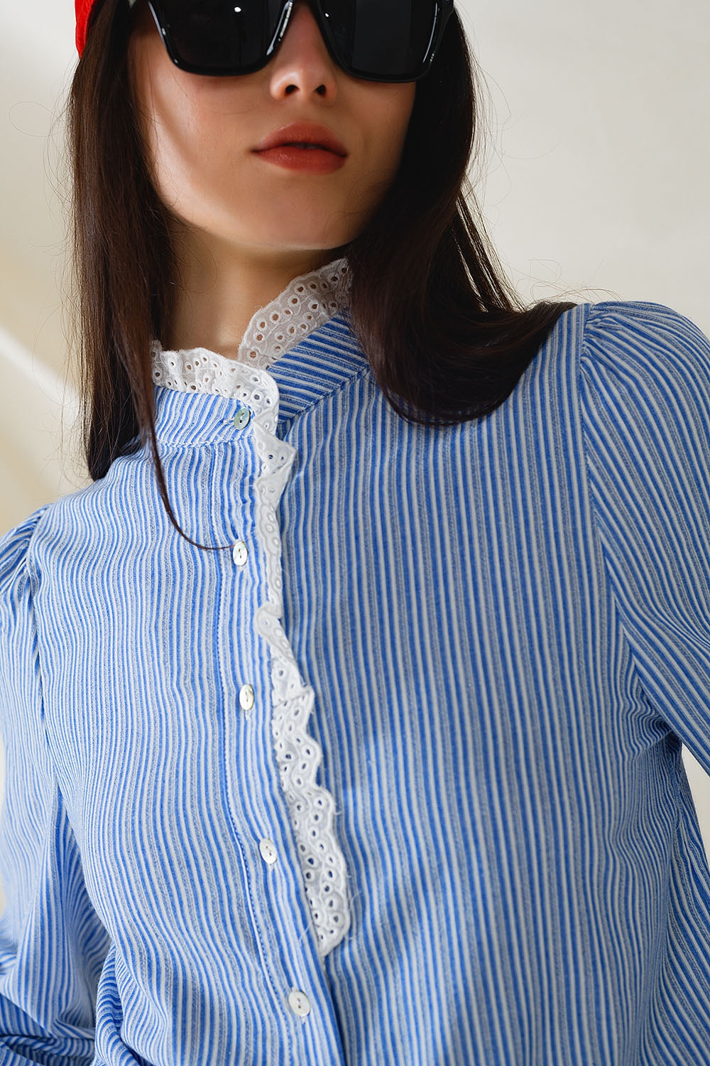 Camicia blu a righe bianche verticali con dettaglio in pizzo