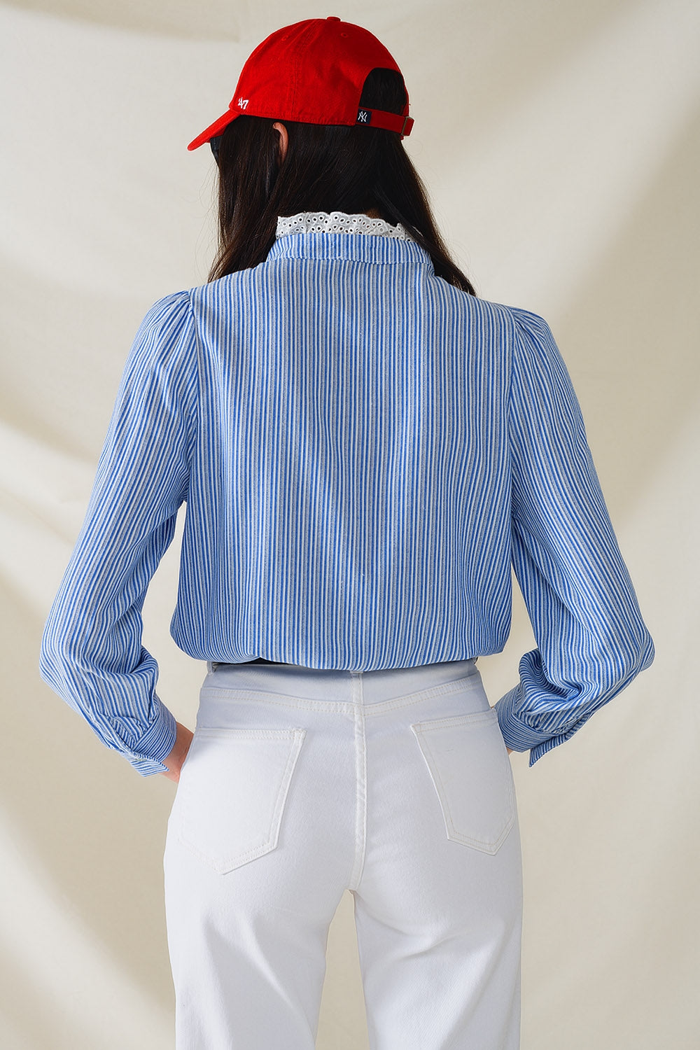 Camicia blu a righe bianche verticali con dettaglio in pizzo