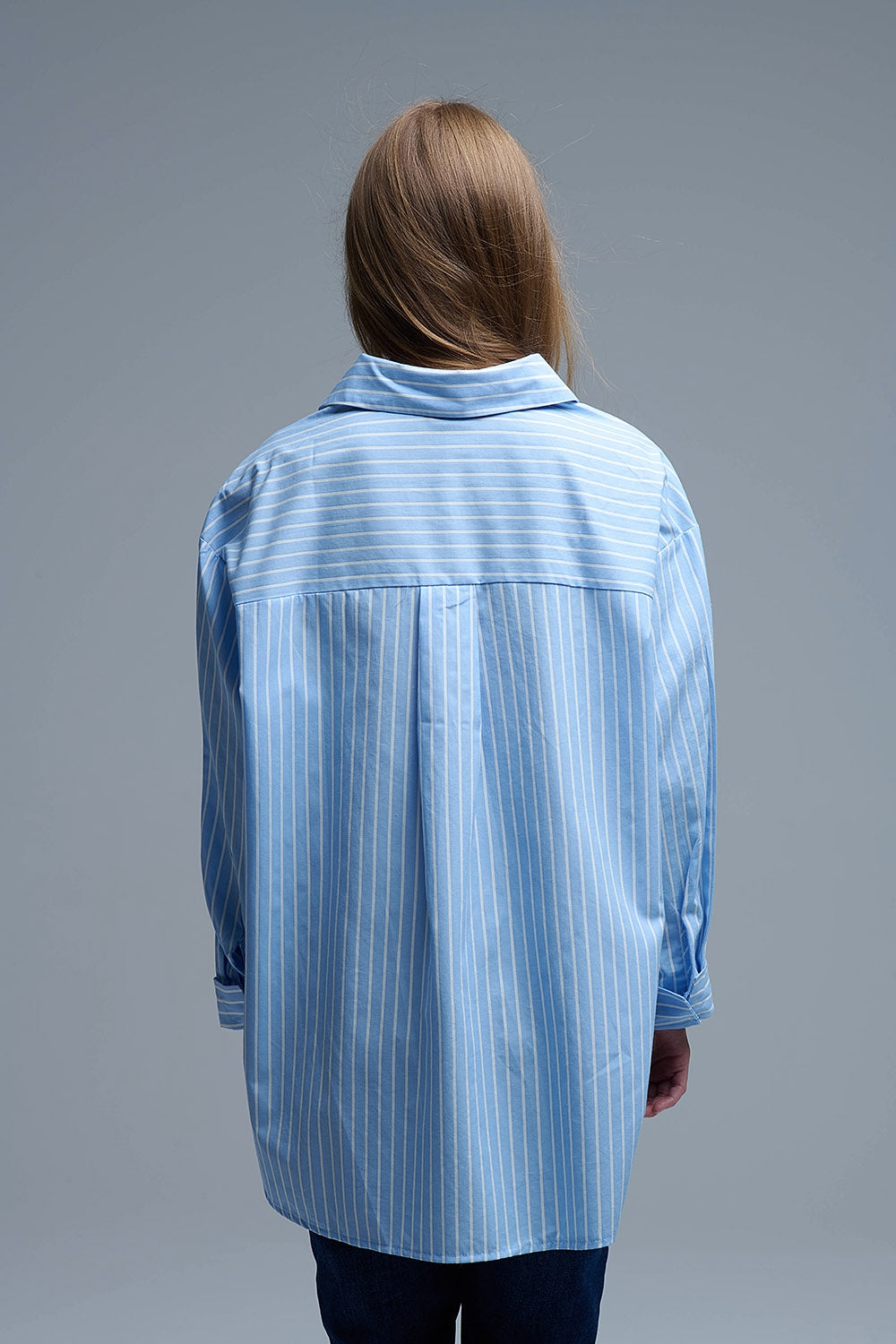 Camicia blu a righe rilassata con dettaglio cuciture a cuore