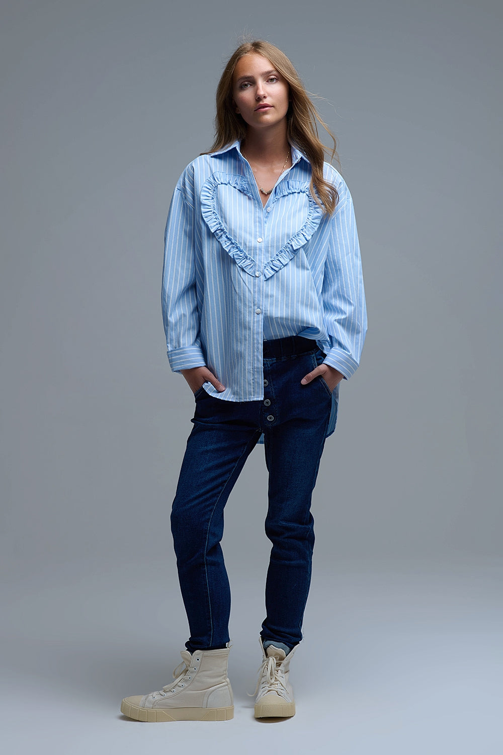 Camicia blu a righe rilassata con dettaglio cuciture a cuore