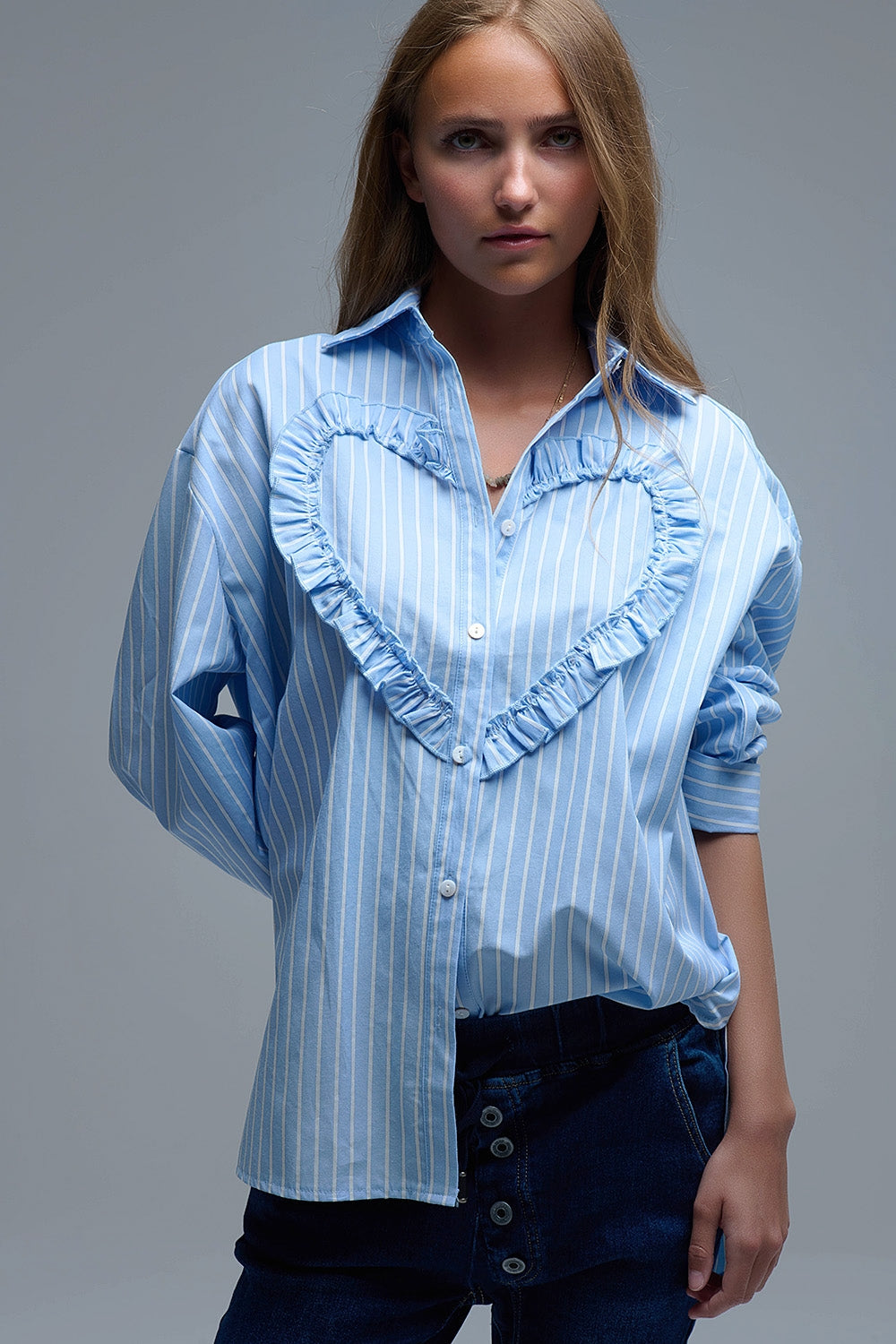 Camicia blu a righe rilassata con dettaglio cuciture a cuore