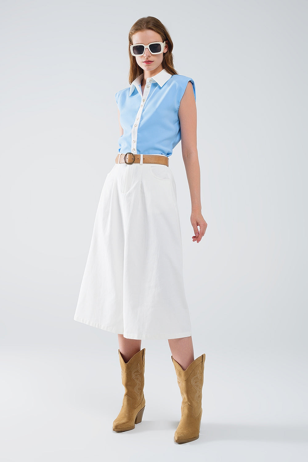 Camicia blu con cuciture bianche e chiusura a bottoni