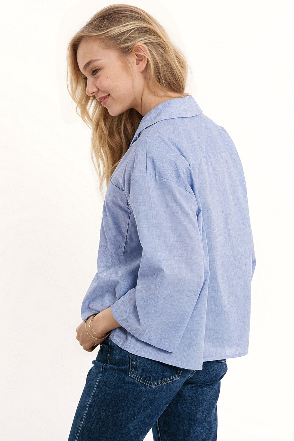 Camicia blu con maniche ampie a 3/4 e una tasca sul petto