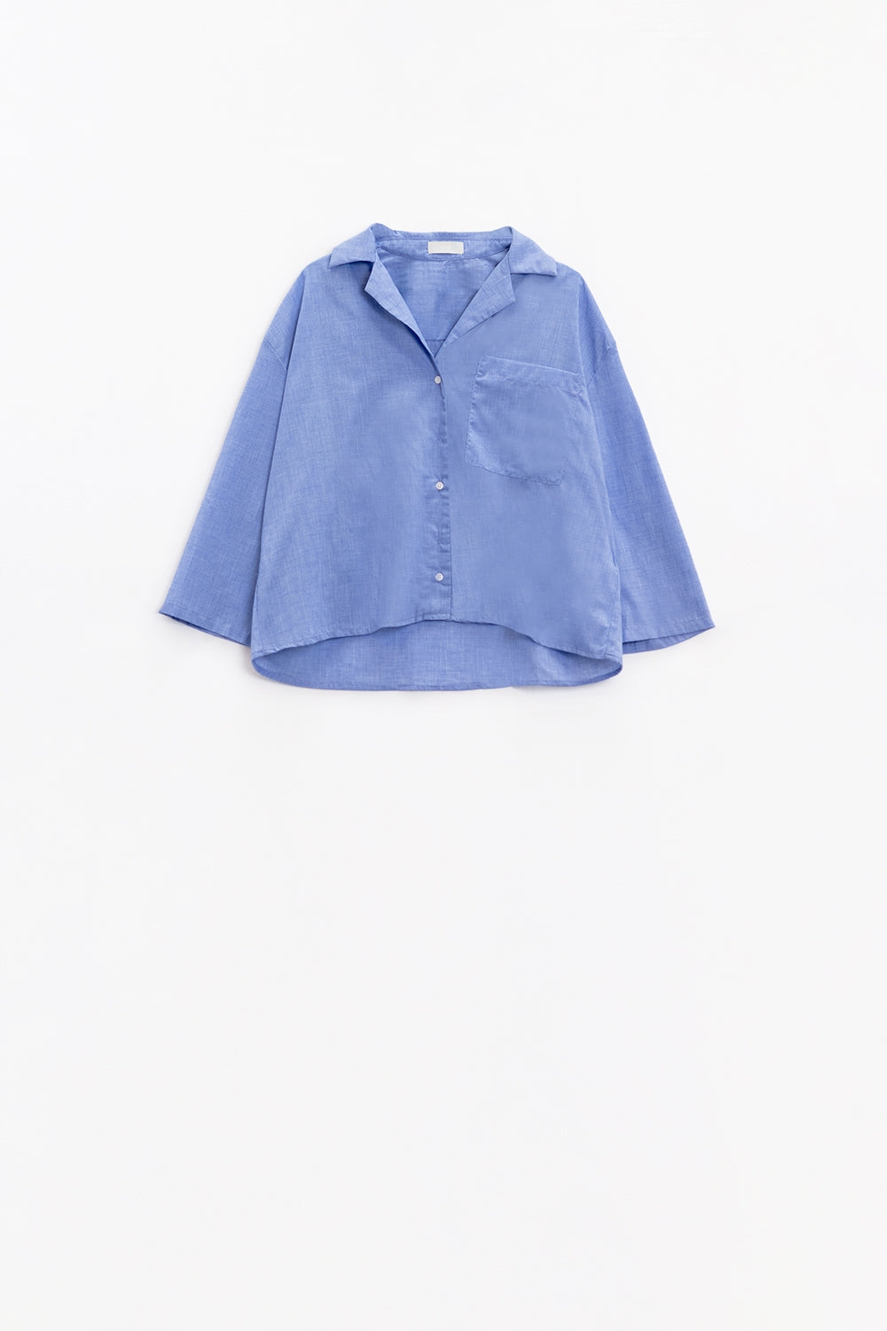 Camicia blu con maniche ampie a 3/4 e una tasca sul petto