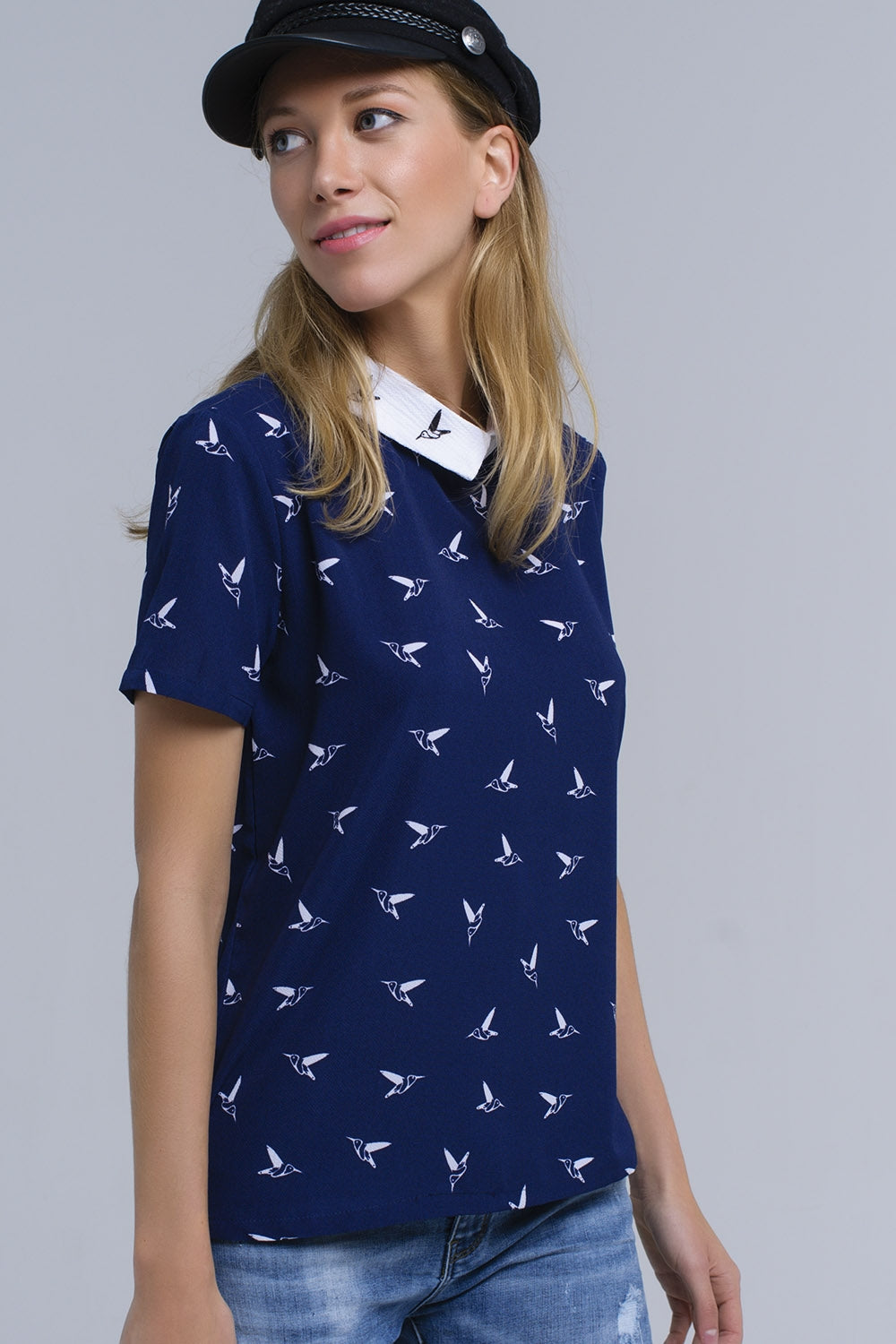 Camicia blu marino con uccelli stampati bianchi