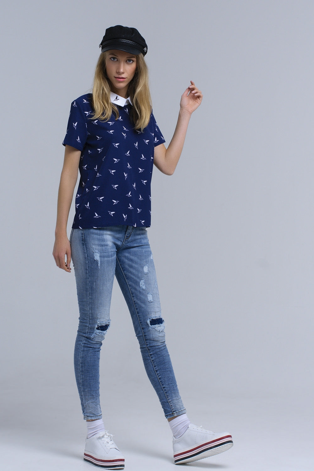 Camicia blu marino con uccelli stampati bianchi