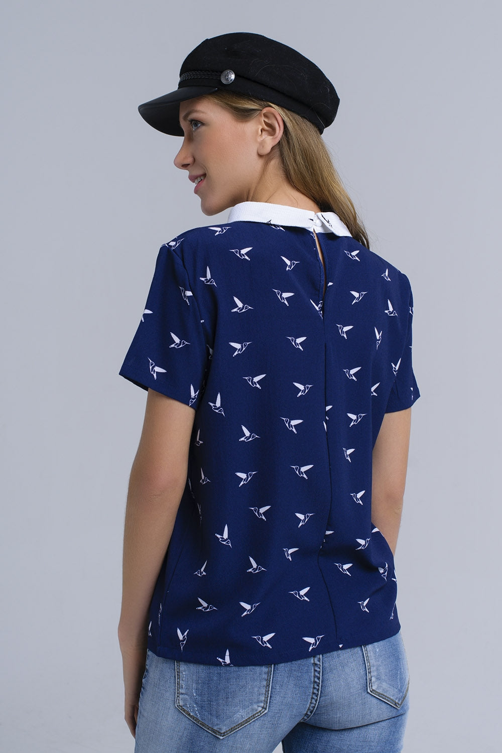Camicia blu marino con uccelli stampati bianchi