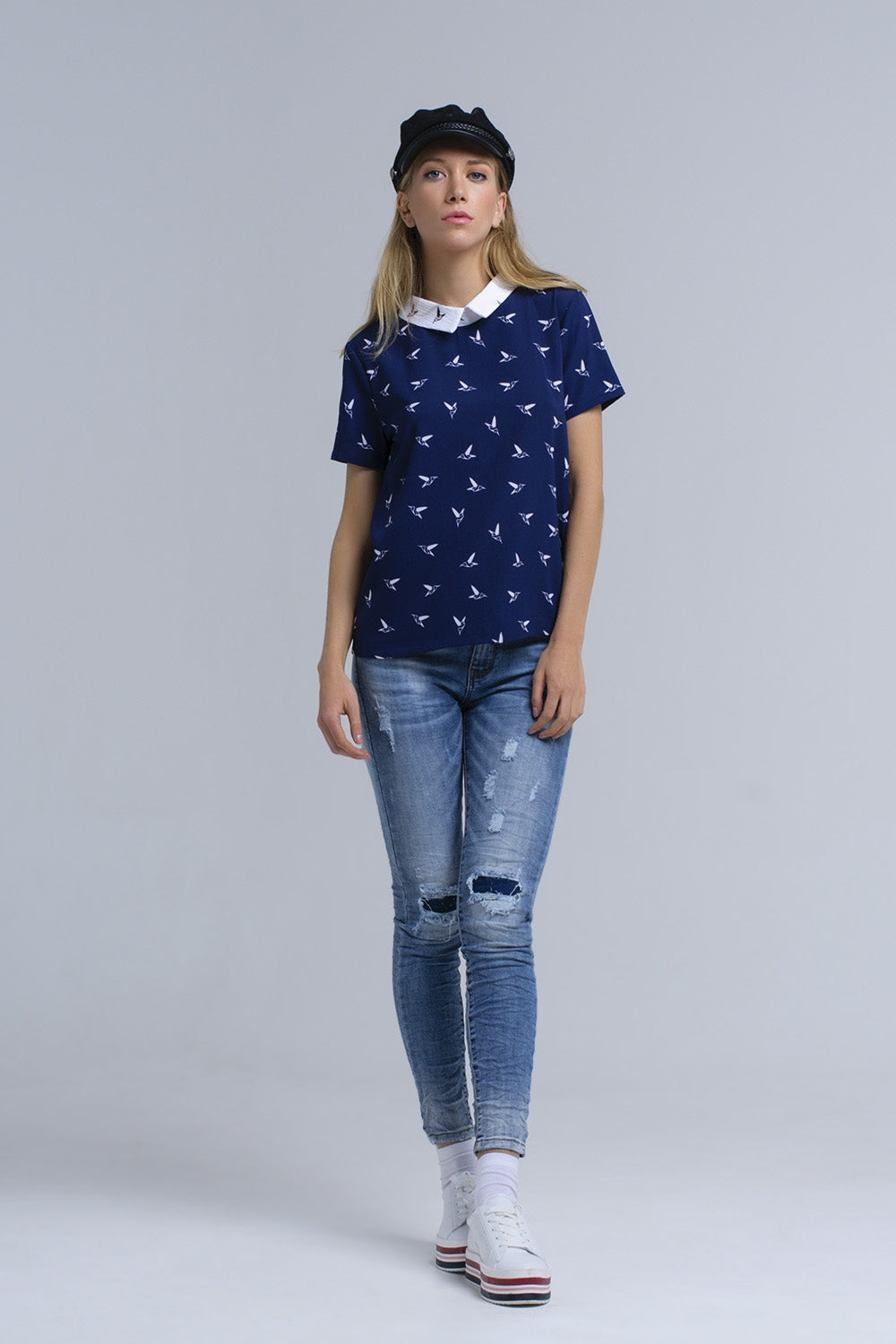 Camicia blu marino con uccelli stampati bianchi