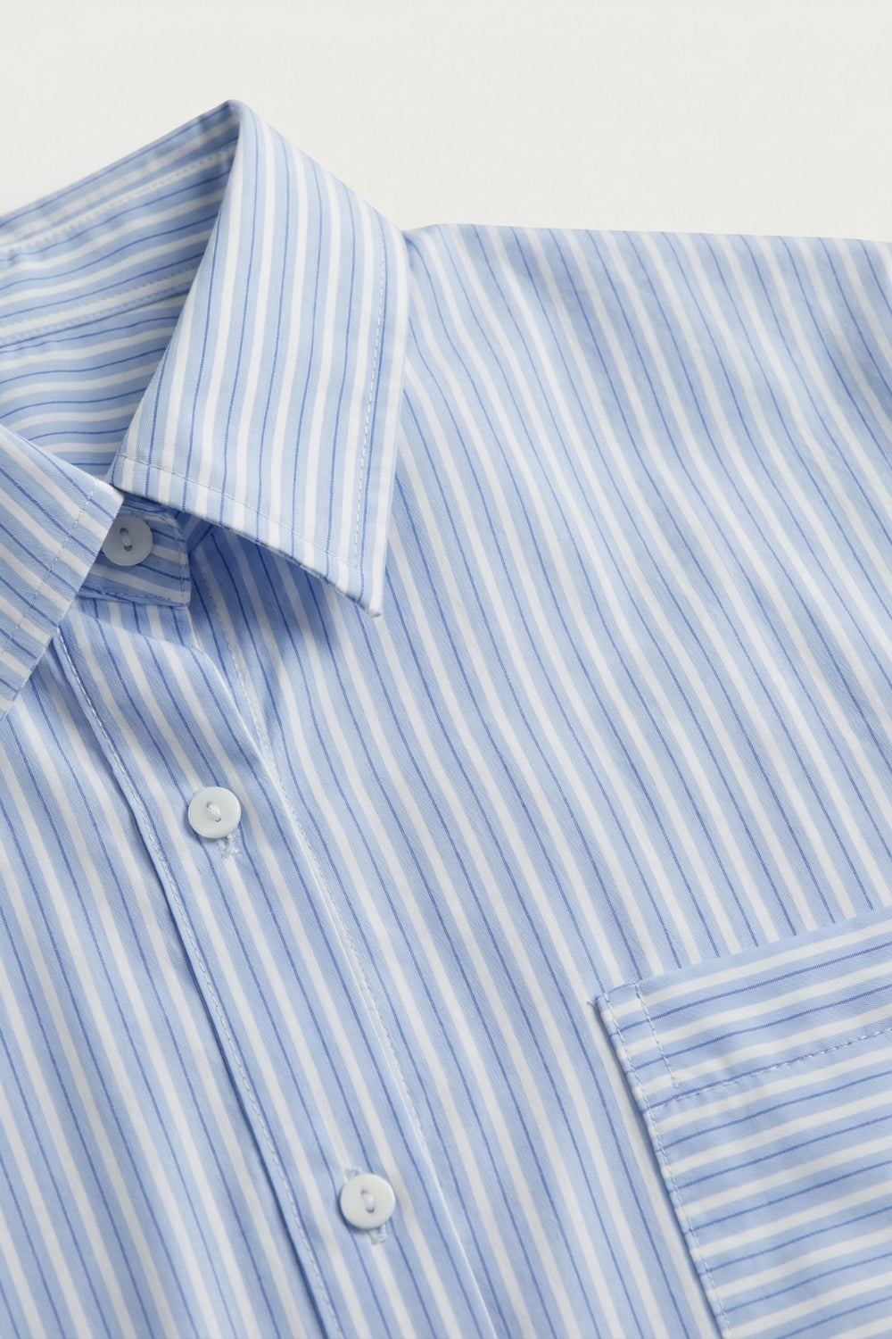 Camicia Button-Up a righe blu chiaro dal taglio rilassato