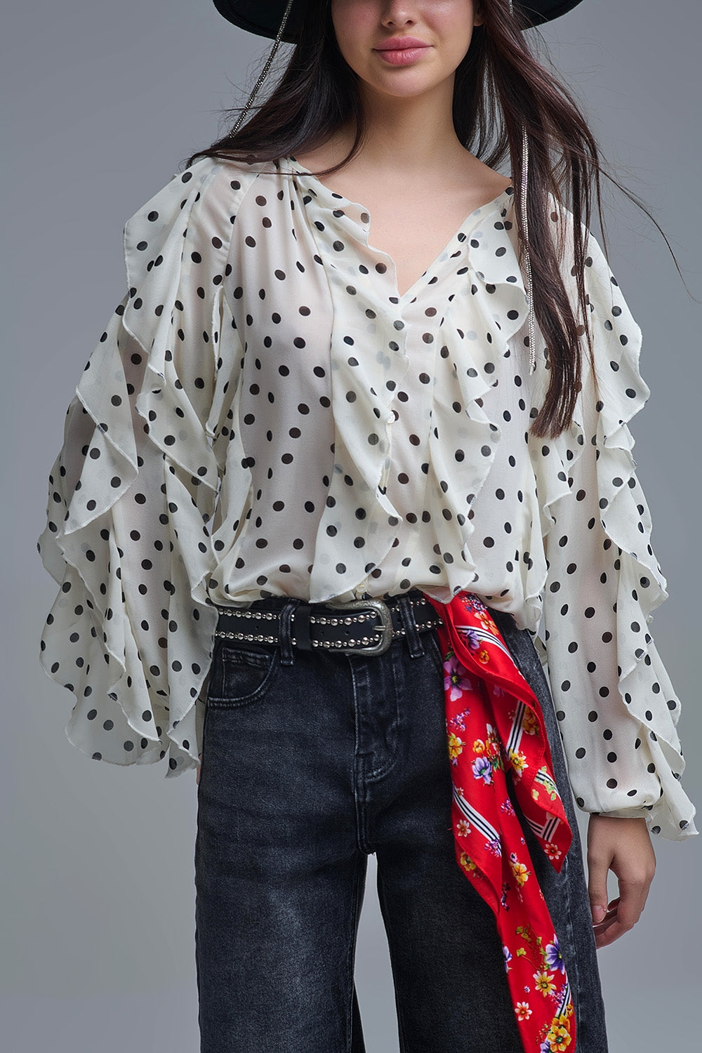Camicia button-up in chiffon a pois con ruches