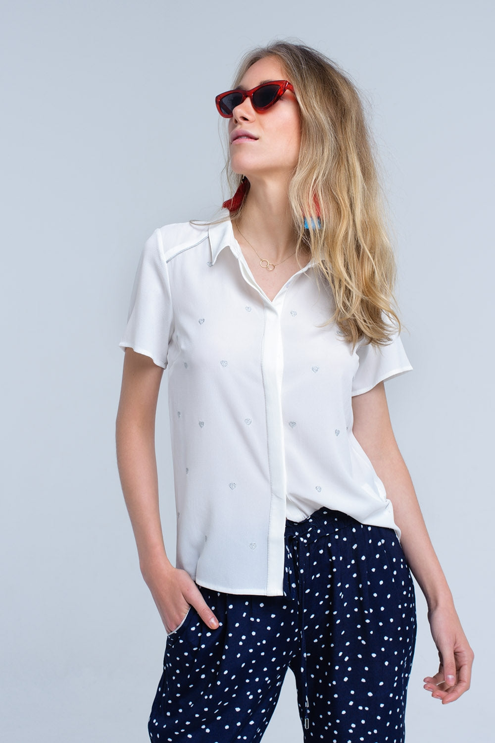 Q2 Camicia color crema con ricamo a cuore