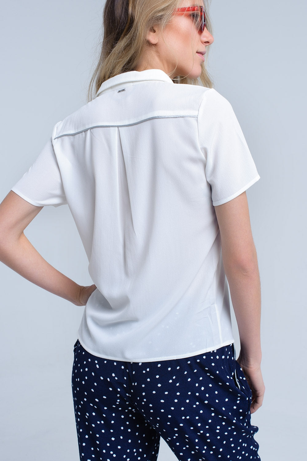 Camicia color crema con ricamo a cuore