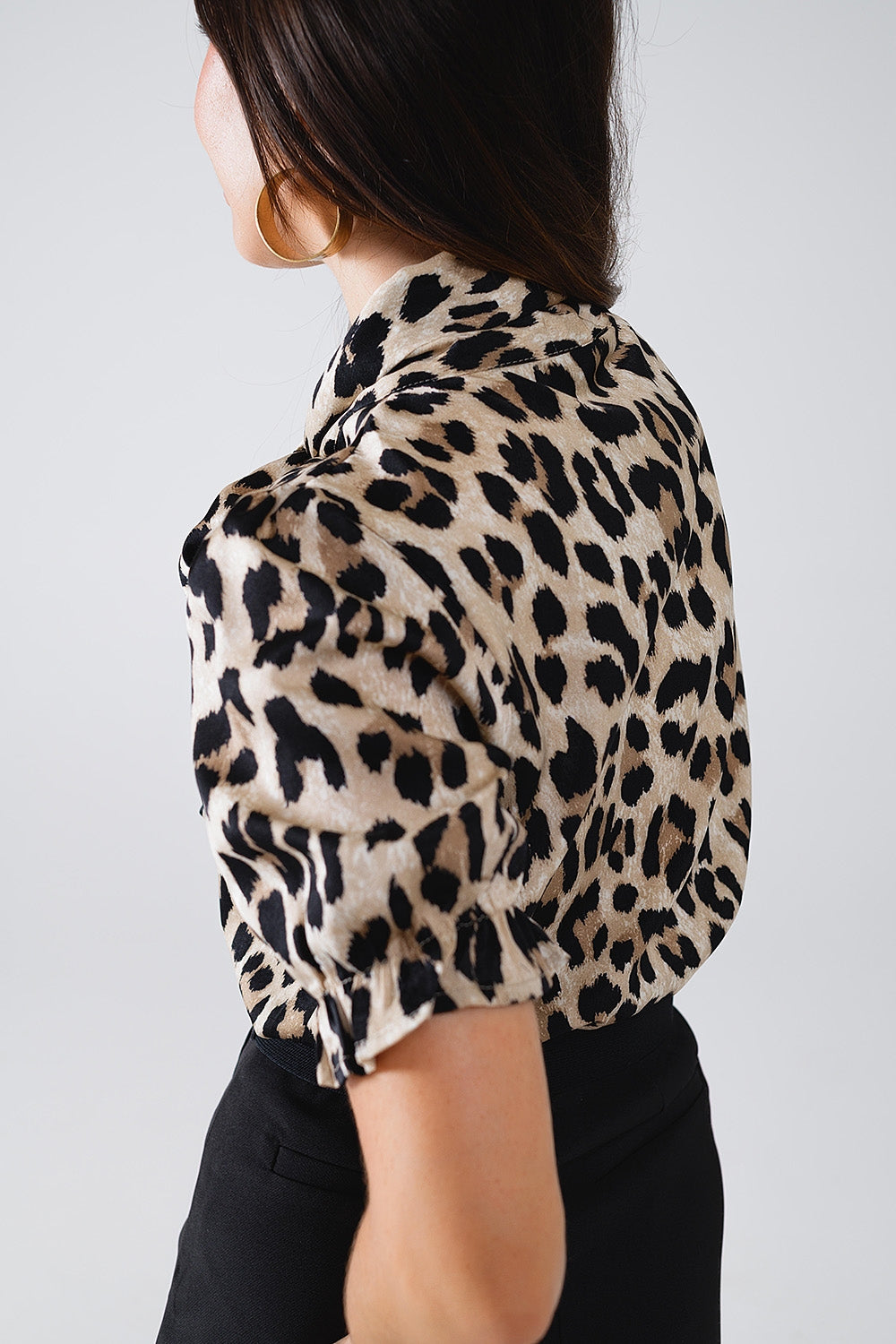 Camicia con scollo a cravatta e stampa leopardata con maniche a sbuffo