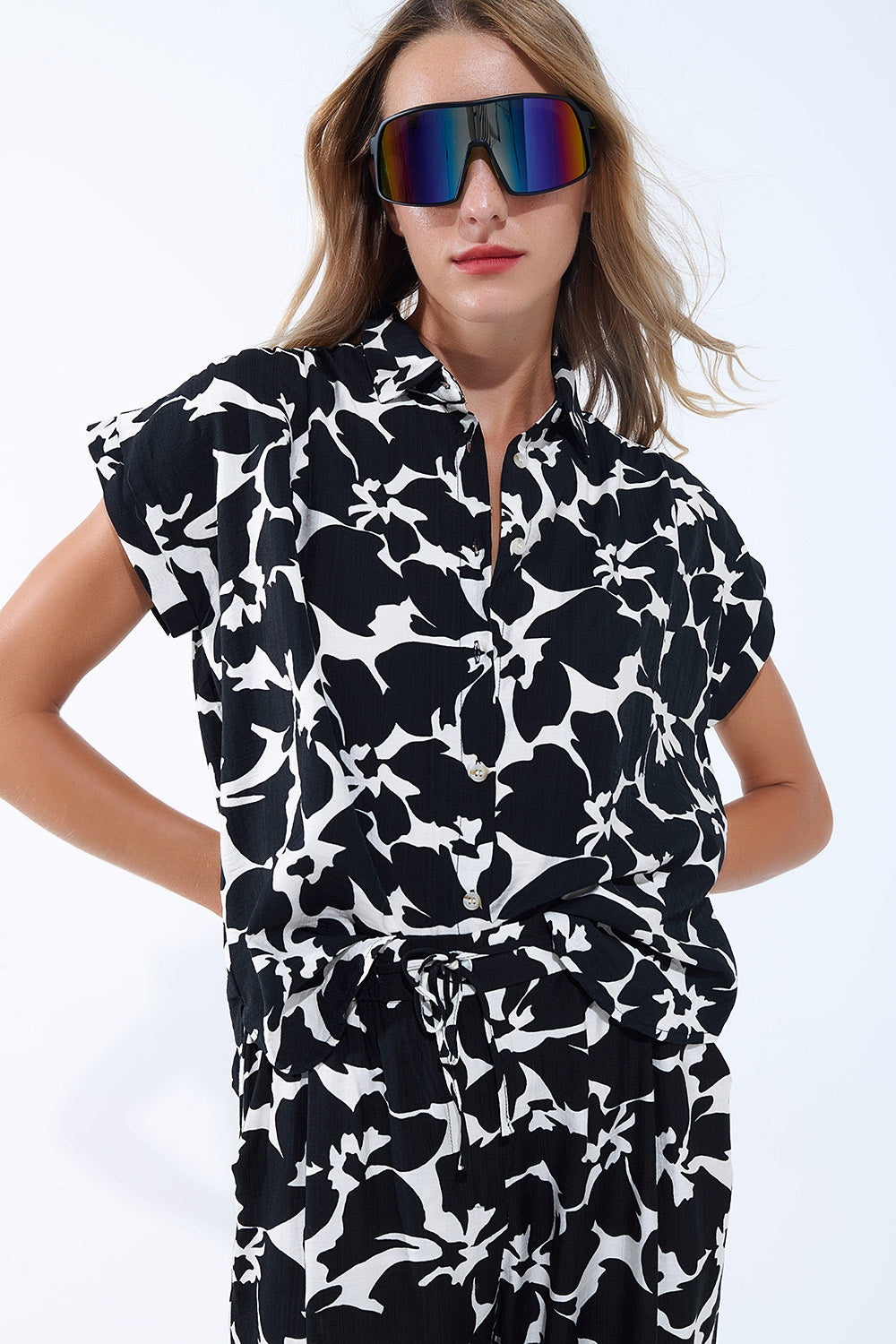 Camicia con stampa floreale in bianco e nero e maniche corte