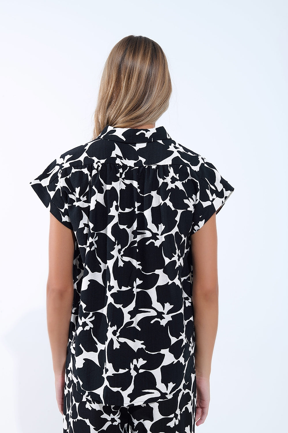 Camicia con stampa floreale in bianco e nero e maniche corte