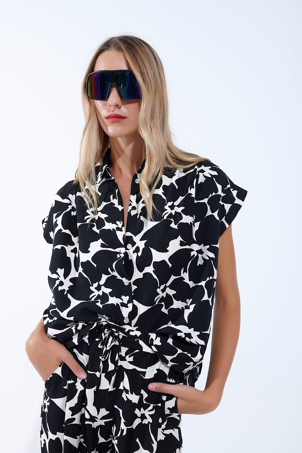 Camicia con stampa floreale in bianco e nero e maniche corte