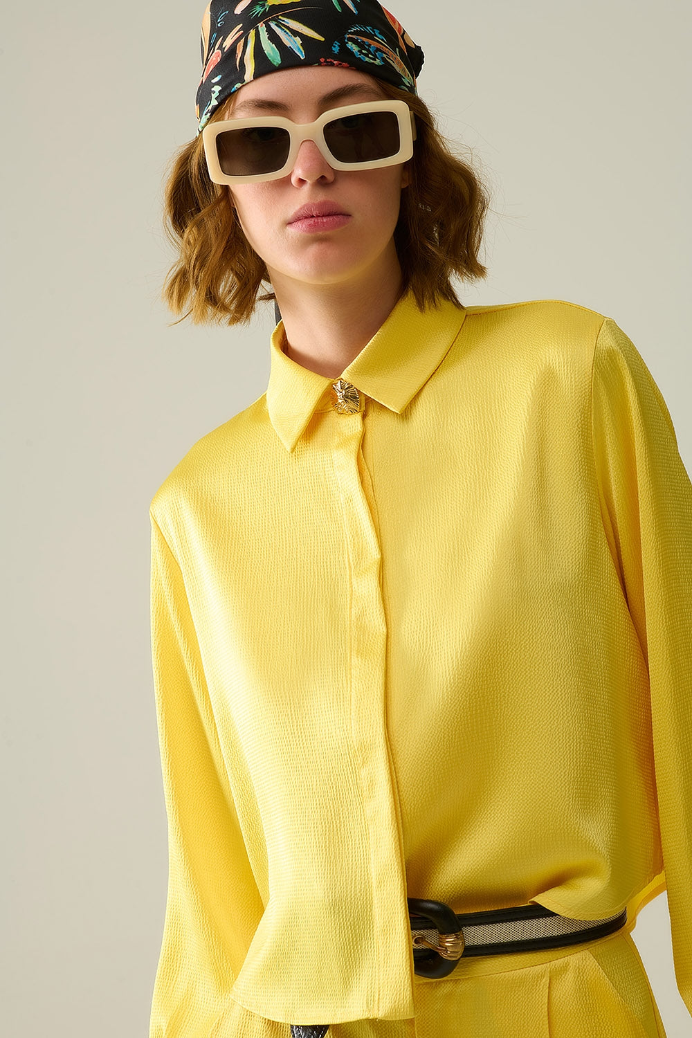 camicia corta in raso gialla e strutturata