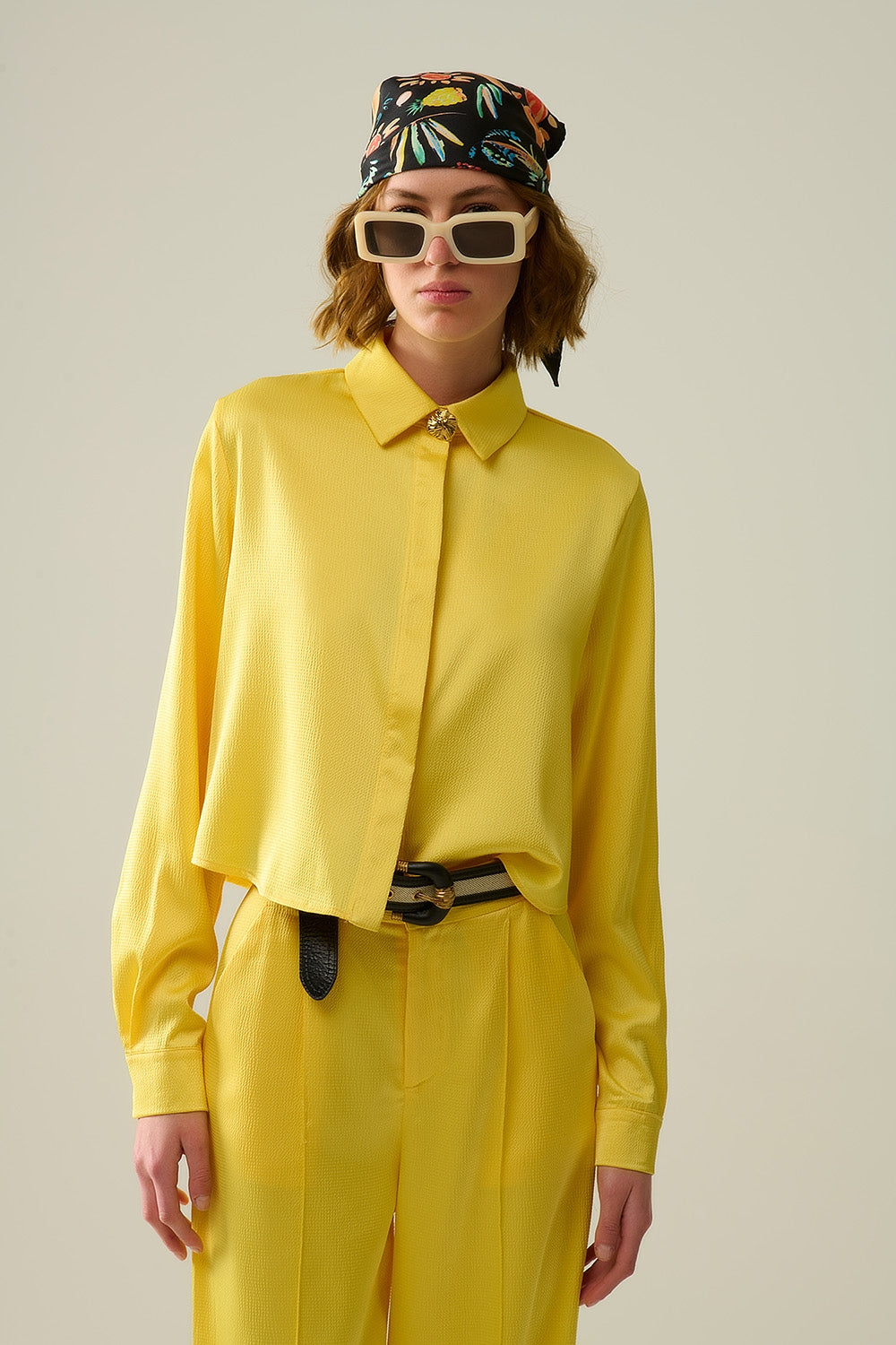 camicia corta in raso gialla e strutturata