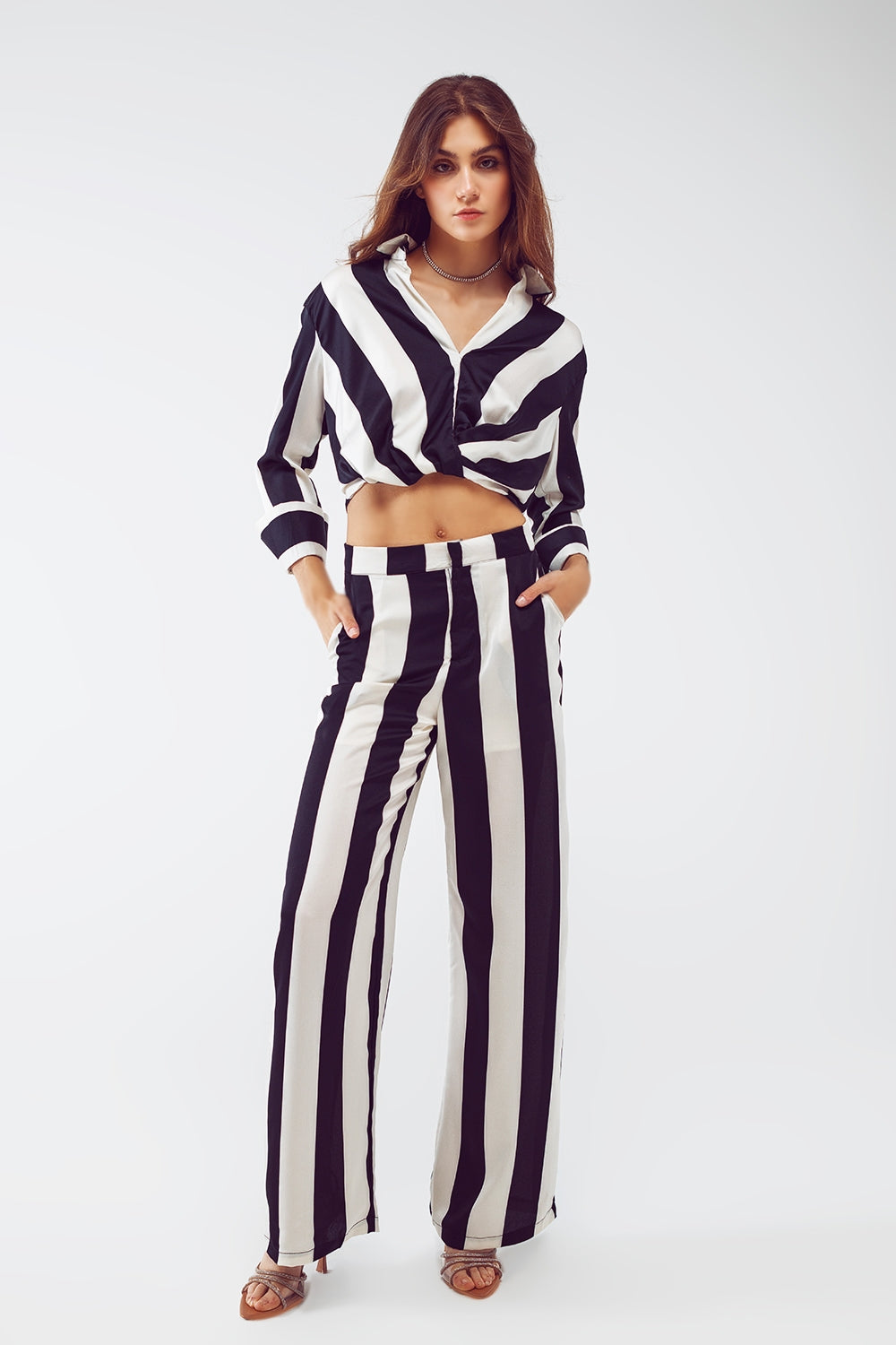 Camicia Crop con dettaglio di nodo in righe bianche e nere