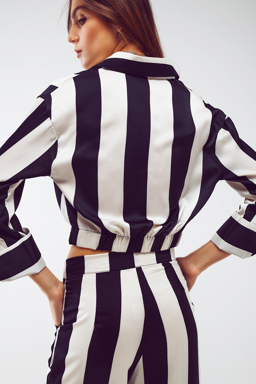 Camicia Crop con dettaglio di nodo in righe bianche e nere