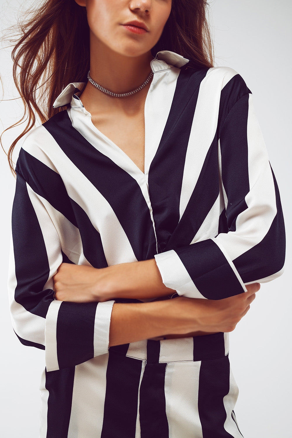 Camicia Crop con dettaglio di nodo in righe bianche e nere