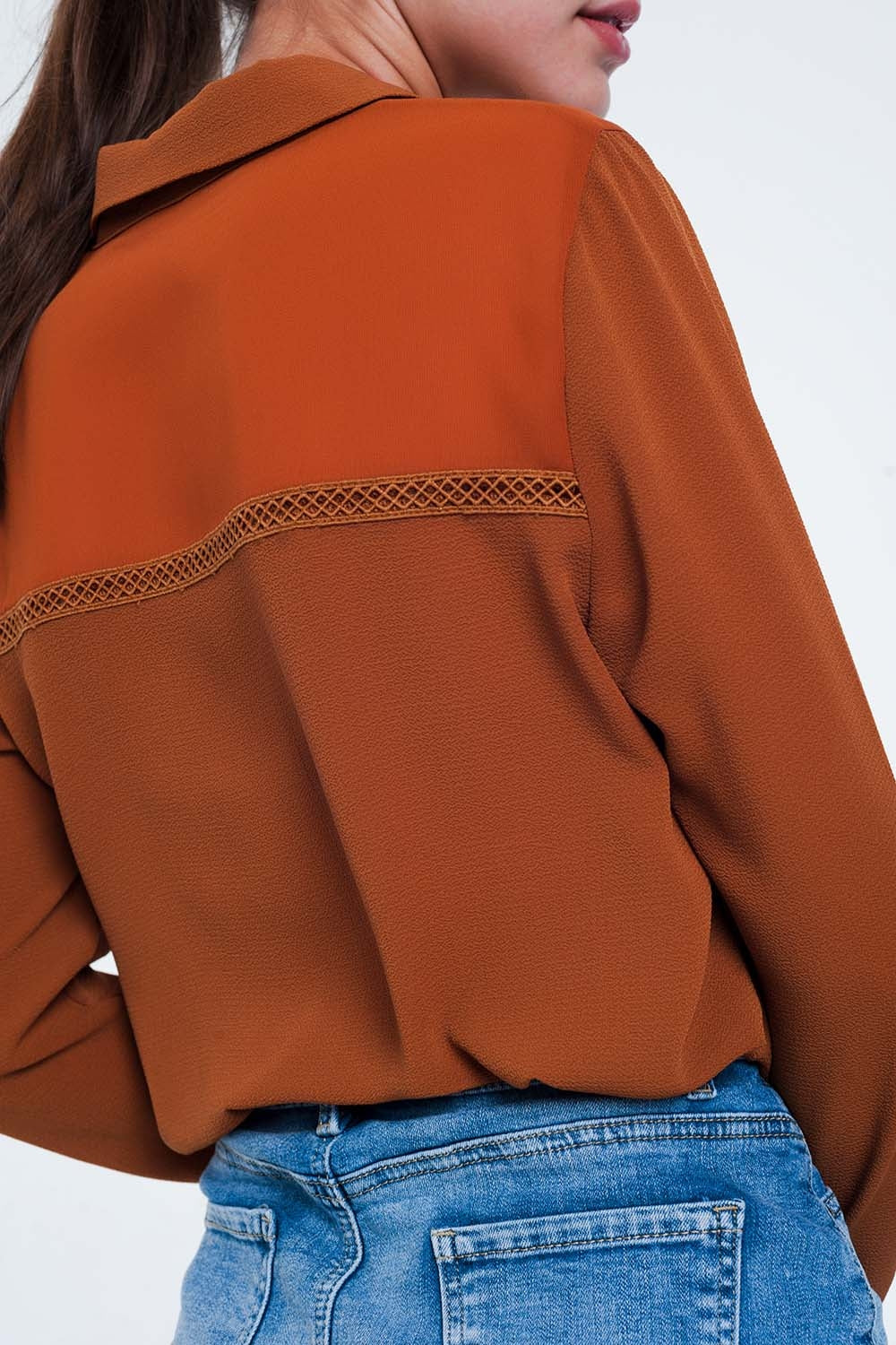 Camicia di colore arancione con applicazione al petto