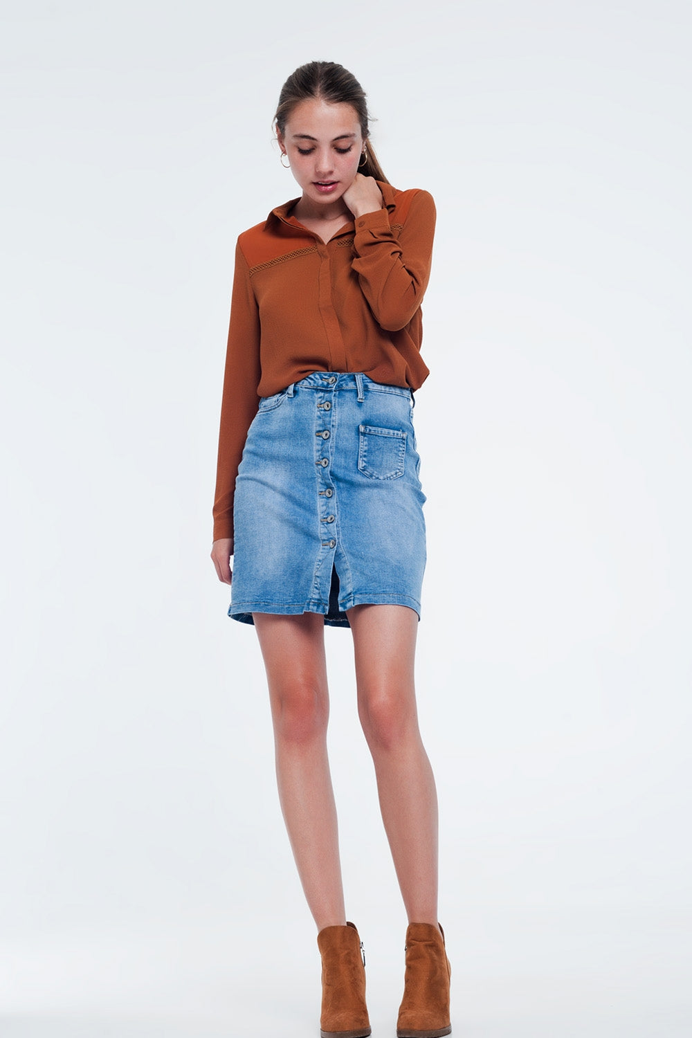 Camicia di colore arancione con applicazione al petto